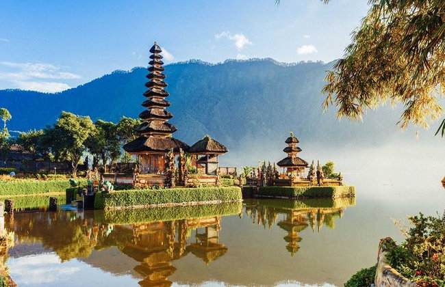 Twin Lakes, Handara Gate and Ulun Danu Bratan – Full-Day Trekking Tour - Photo 1